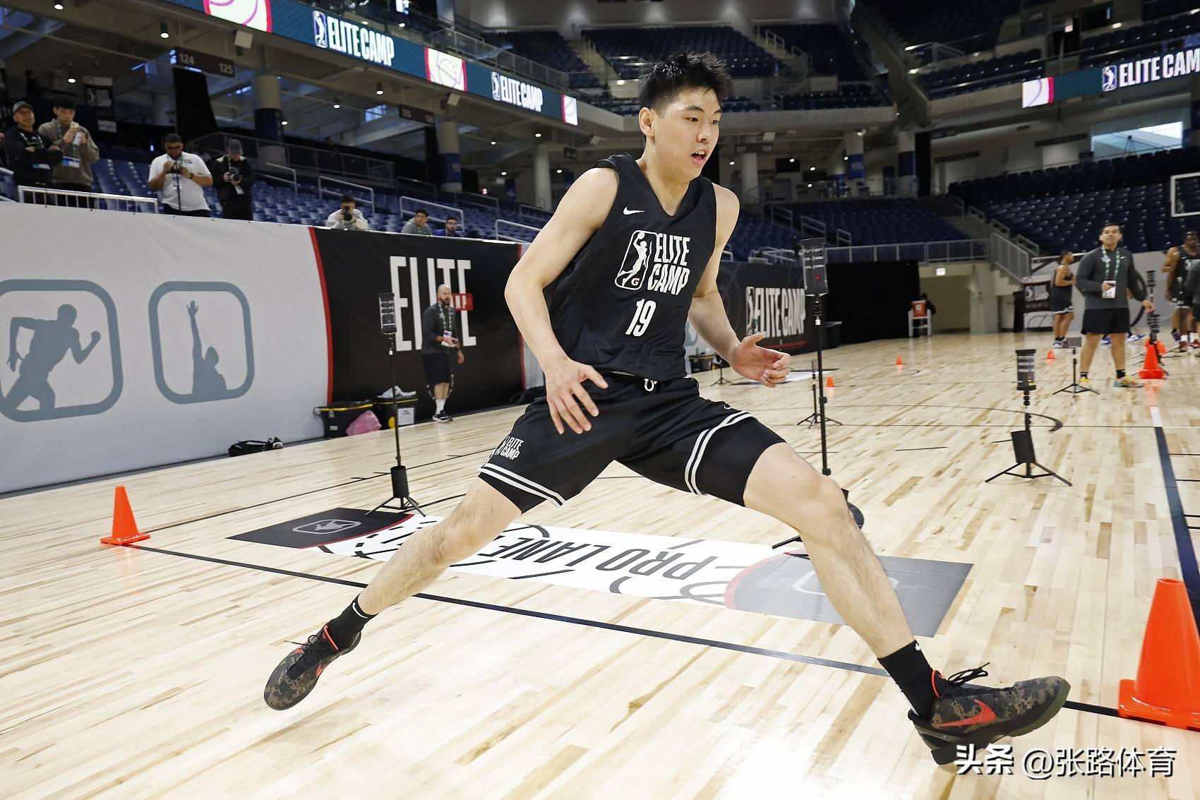 杨瀚森2K26能力值70弗拉格82高居历史新秀第二(杨瀚森第16顺位登陆NBA)
