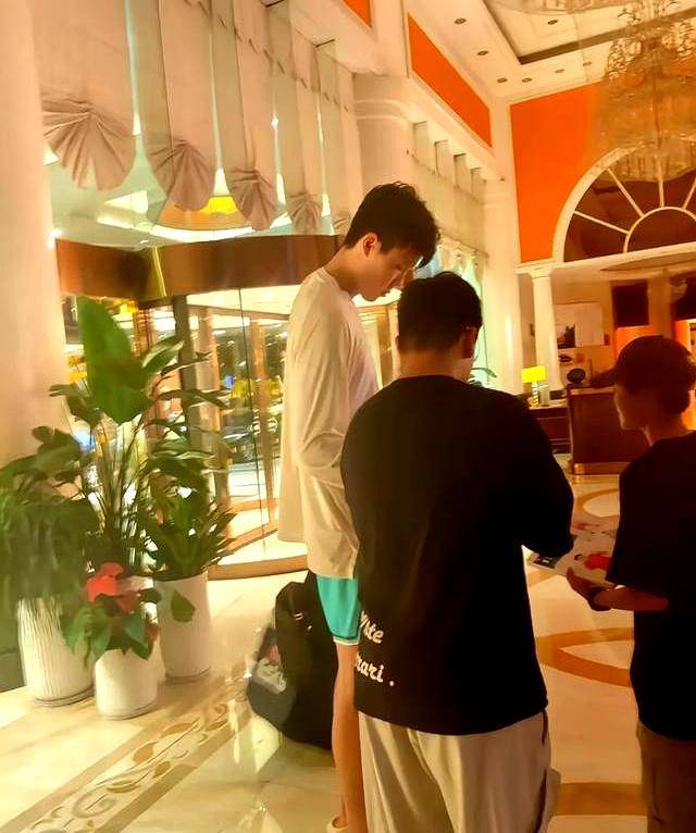周琦晒赴美治疗视频：见到凌晨四五点的洛杉矶杨瀚森归队成必然的简单介绍