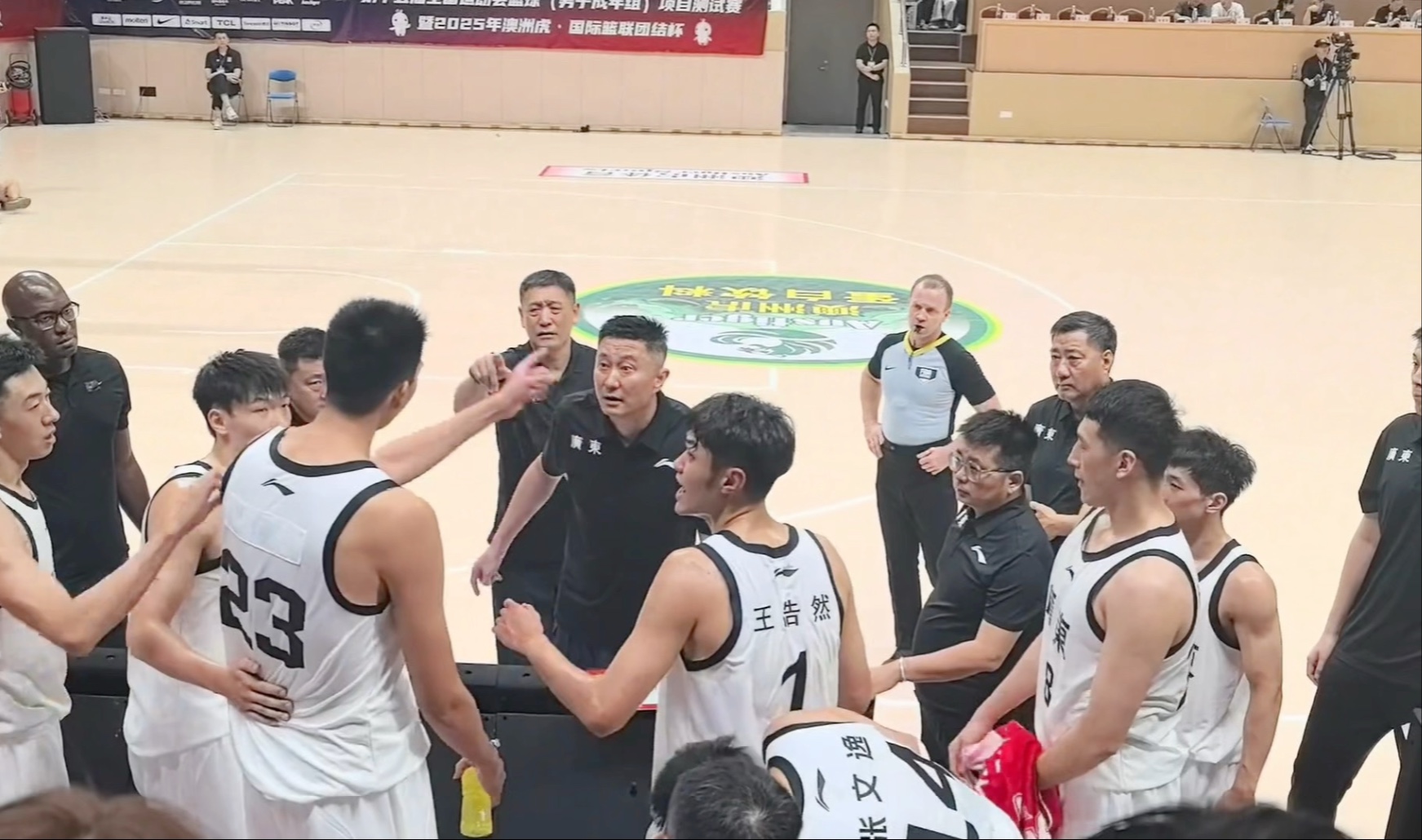比赛中硬刚主帅！曝徐昕已向杜锋道歉并取得原谅(国足主帅人选最新消息)