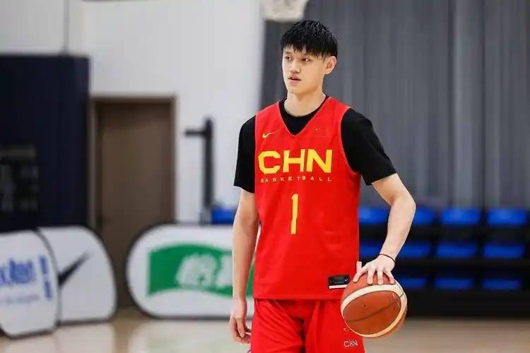 中国男篮结束欧洲拉练抵京曾凡博赴国家队报到(小将曾凡博是何来历)