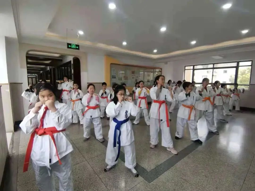 泰国女子体操选手优美表演获好评(2025年泰国羽毛球公开赛泰国选手)